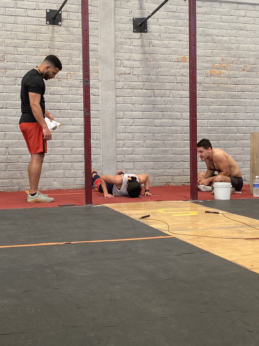 orejasdconejo's tweet photo. Yo: Amo hacer CrossFit, me hace muy feliz.
También yo: https://t.co/1sZvdlBefm