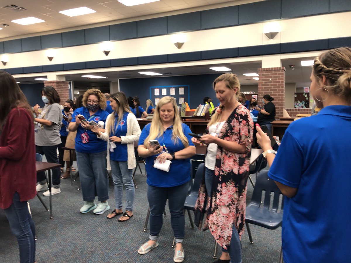 MRobinsonElem's tweet photo. What a great way to start a long weekend with cupcakes and a Mix and Mingle with this amazing staff!♥️#mrobpride #lagniappe ⁦@CyFairISD⁩ https://t.co/tJ7M4gAuhF
