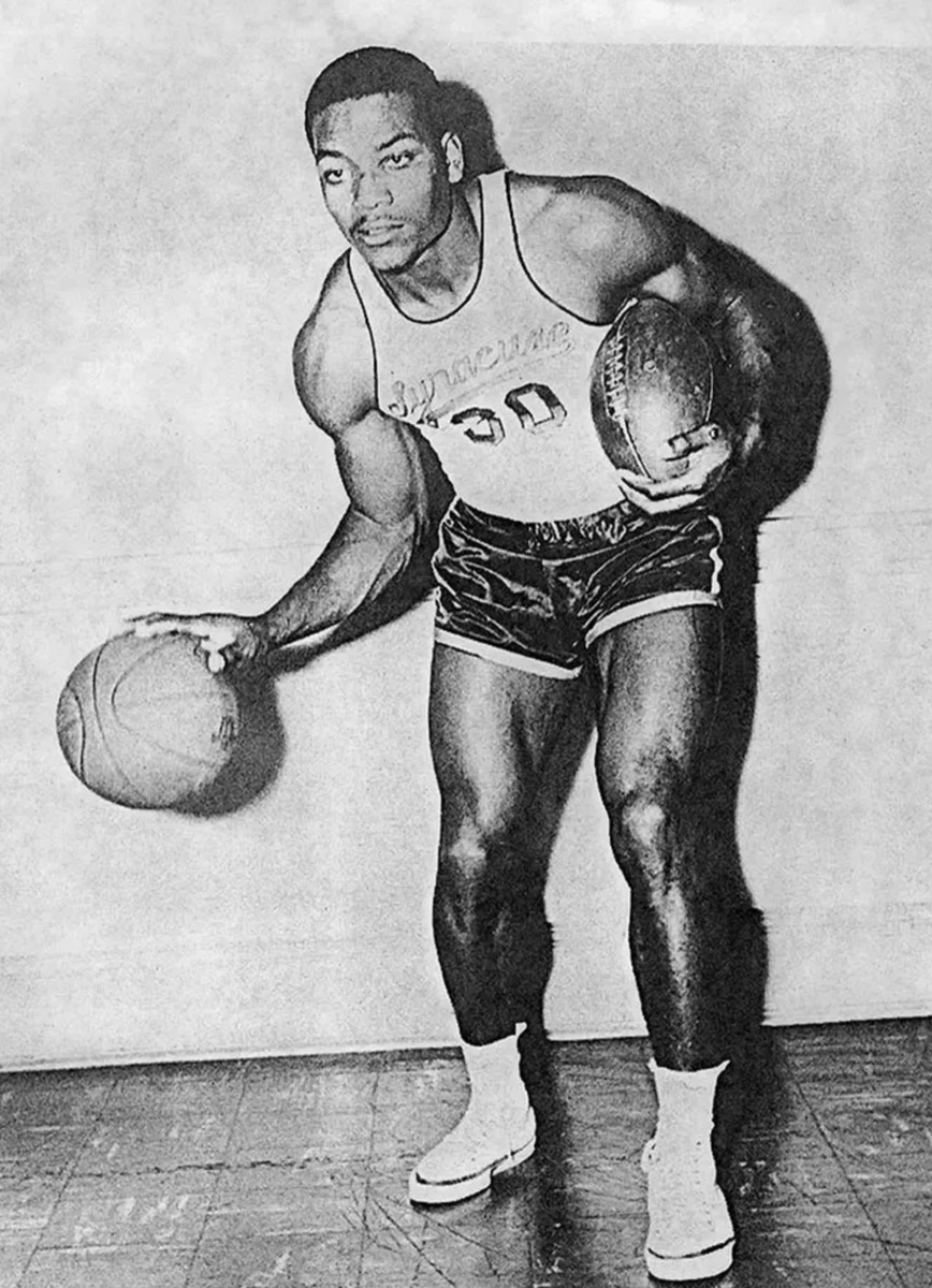 A four-sport athlete for Syracuse, Jim Brown played football for three seasons (1955-57), was the second leading scorer on the basketball team, ran track and was named a first-team All-American in lacrosse.

#PopCulture https://t.co/Fh5ZHzMPTj