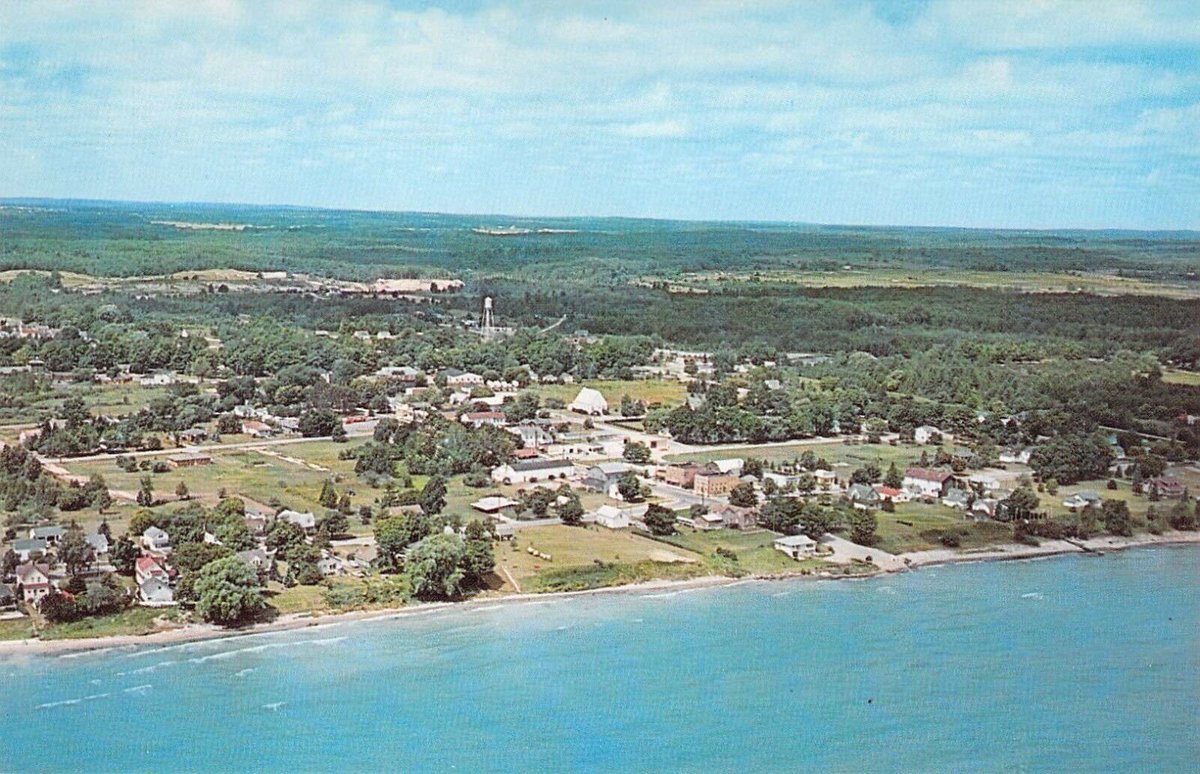 MichiganHist's tweet photo. Birdseye view of Harrisville - ca. 1962 (ebay)
#AlconaCounty https://t.co/bn80Z0364g