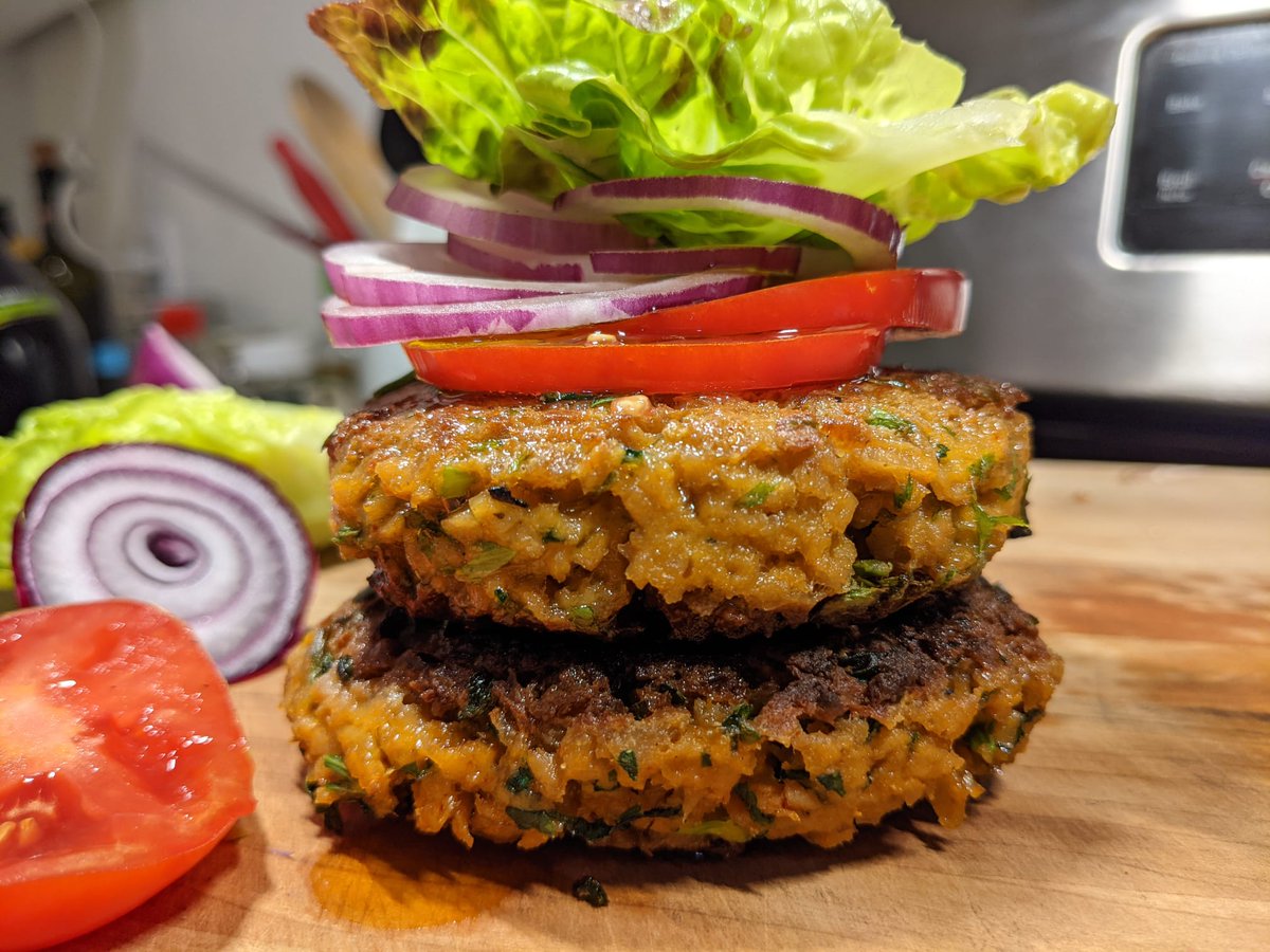 PlanetariansNet's tweet image. Our  protein packed sustainable meat alternative lends itself to a number of foods, like our hop-char burger pictured above, as well as, burgers, sausage, meatballs or meatloaf. As you can see on the cutting board, it is juicy and retains moisture.  
#plantbased #sustainable