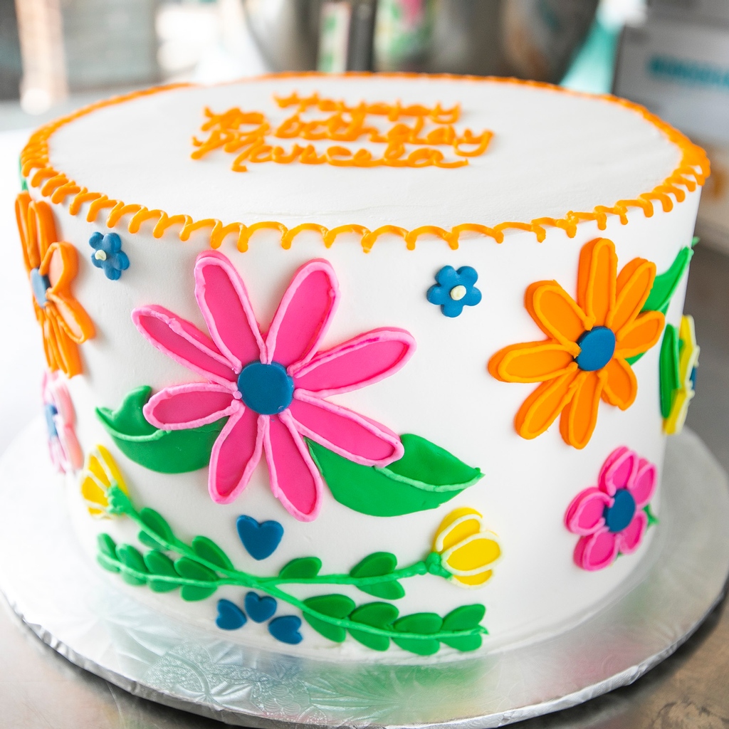 Bright florals for a special birthday celebration!💐