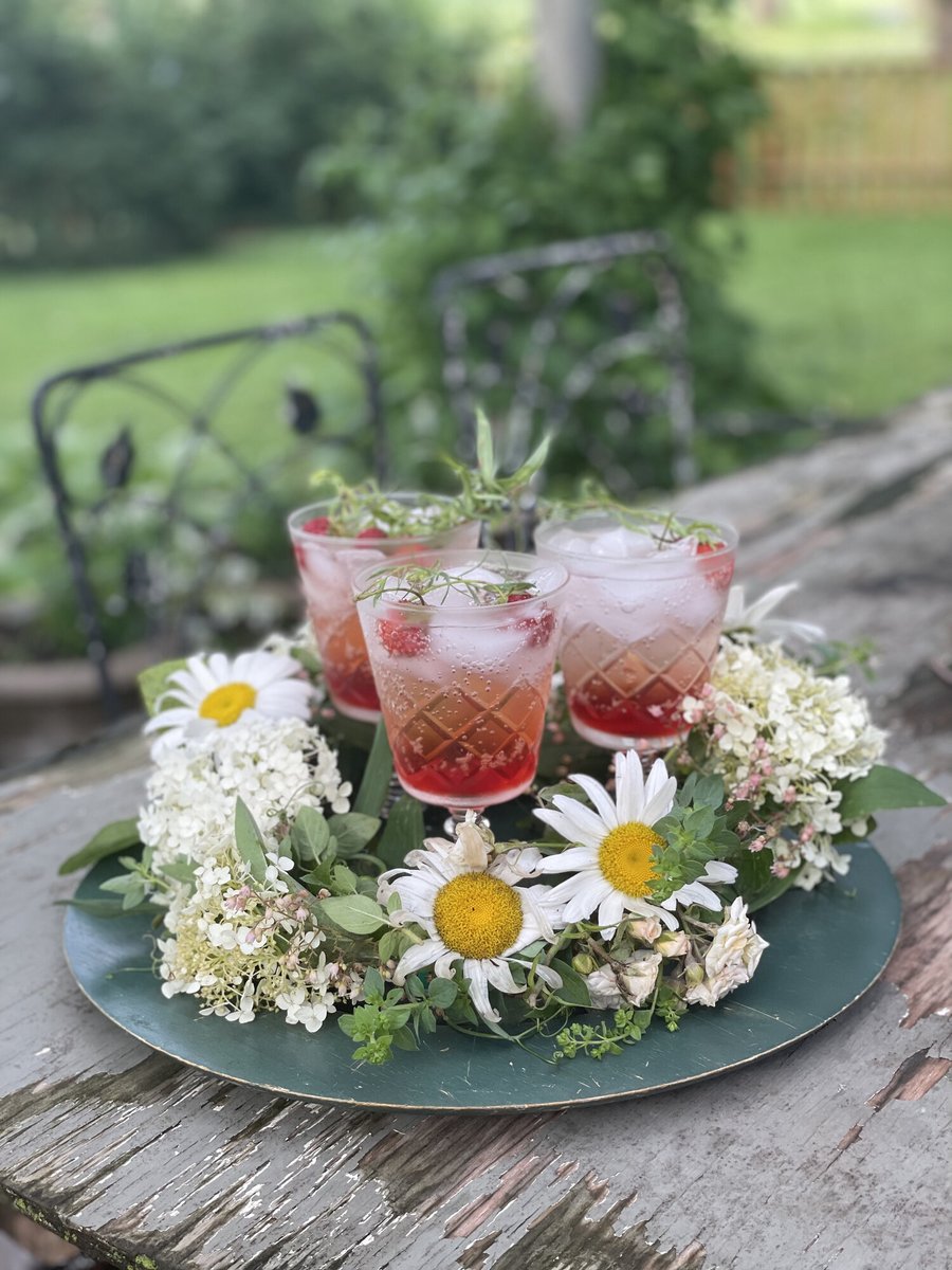 If you’ve never heard of a ‘shrub’ before in the context of mixology, you’re not in the minority... 🍓

beesandbubbles.com/home/strawberr…