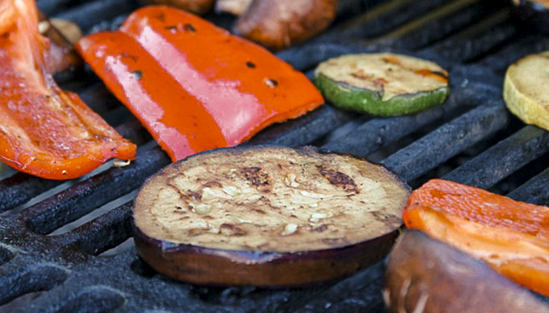 The shiny purple eggplant, sliced thick, has as much right to the grill as any burger. Find it and other marinated veggies in our Grilled Summertime Veggies with Pasta. dreamfieldsfoods.com/all-recipes/gr… #healthyrecipes
