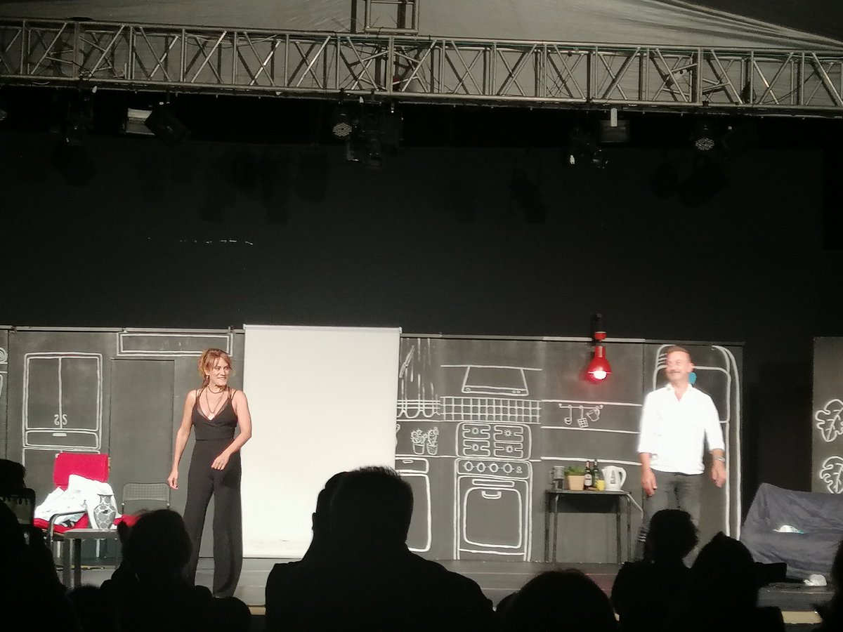 #ölünbiziayıranadek enerjisi hiç düşmeyen  muhteşem bir oyun. bunda oyuncuların büyük payı var elbette; hem <a href="/HakanYilmaz/">Hakan Yılmaz</a>  hem de <a href="/cundubeyoglu/">ebru cundubeyoglu</a>  çok sempatik ve harikaydılar. oyundan sonra Ferhan Şensoy'u andıkları mini barkovizyon da müthişti.