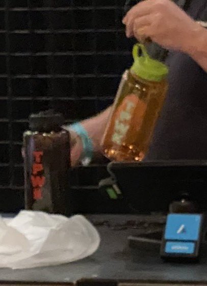 hesyoungtalk's tweet photo. já não bastasse esse verde laranja e preto em todo canto agr tbm tem esses coelho o harry quer nos mandar pra um hospício 🤨 https://t.co/Ks8fjrcBOl
