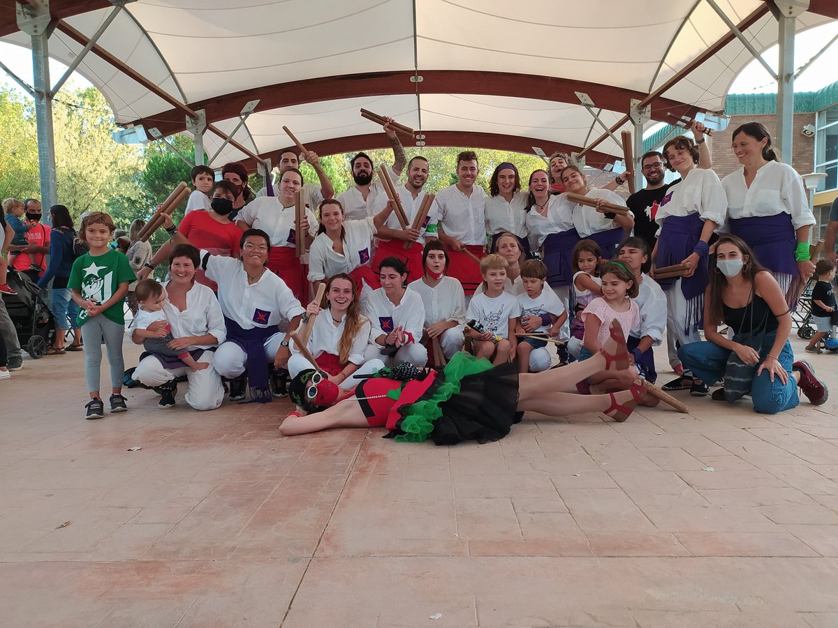 BastonersQuico's tweet photo. Hem ballat, hem saltat, hem surt, i ens ho hem passat d'allò més bé! 
Visca el #balldebastons! 
Visca la #culturaPopular! 
Visca la #FmSantCeloni! https://t.co/hqw7nV8I6Z