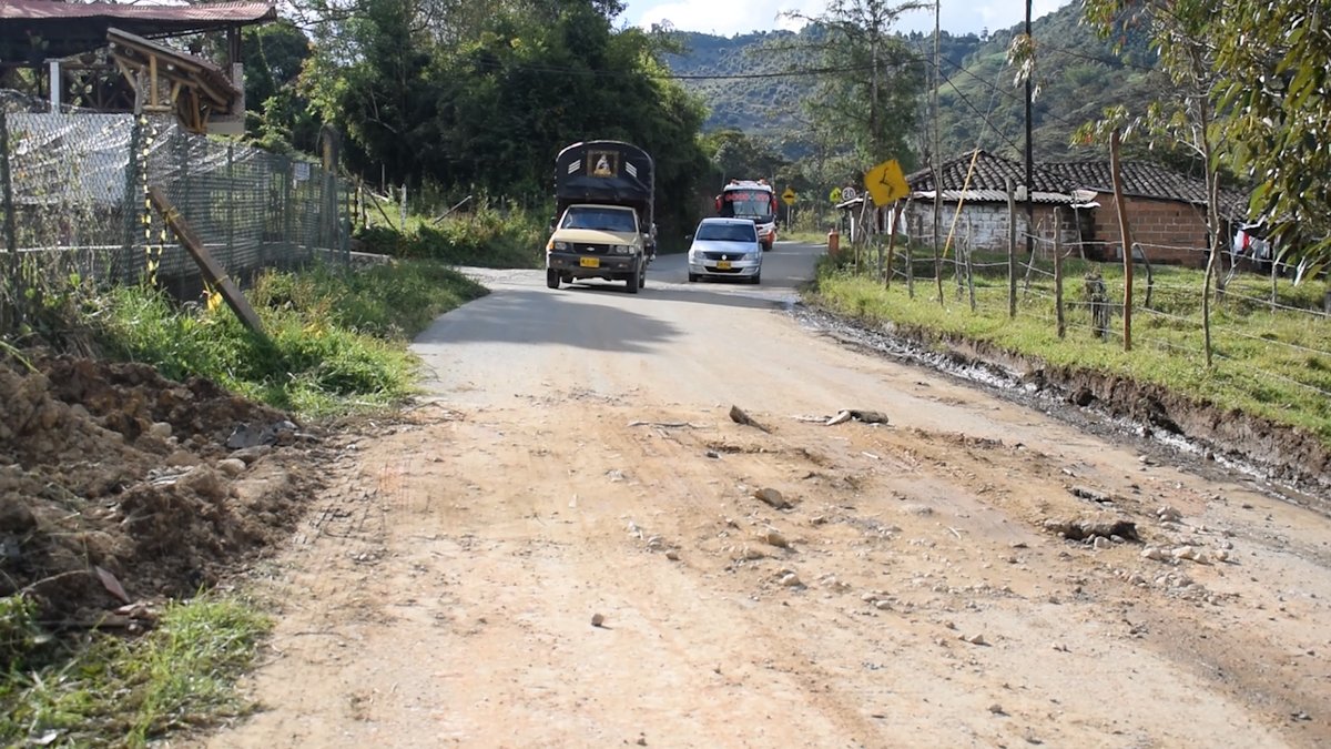 DesdeGranada1's tweet photo. #Granada #Vías #Transporte 
Mientras se llega a una solución definitiva, las administraciones municipales de Granada y El Santuario realizaron lleno temporal en el hundimiento de la vía a la altura de La Paz con el propósito de garantizar el tránsito de vehículos. https://t.co/4Ze1Dlc9kr