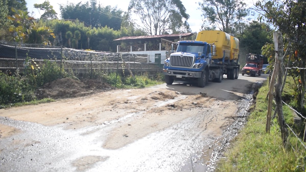 DesdeGranada1's tweet photo. #Granada #Vías #Transporte 
Mientras se llega a una solución definitiva, las administraciones municipales de Granada y El Santuario realizaron lleno temporal en el hundimiento de la vía a la altura de La Paz con el propósito de garantizar el tránsito de vehículos. https://t.co/4Ze1Dlc9kr