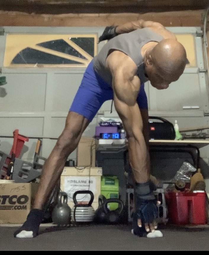 hustonmckinney's tweet photo. #FitnessForLife #Sexagenarian (1959 edition) 23 yrs ago, I was leaving gym fl, older-than-me gent asked “why U leaving b4 U finish?” He said, “you haven’t stretched.” BEST training advice I EVER got. #Stretch 4: Sleep, muscle recovery, BP⬇️, stress ⬇️, #FunctionalMobility, calms. https://t.co/w0b51inSnY