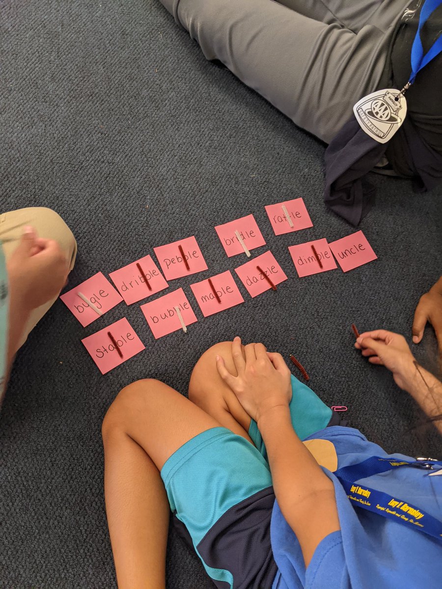 MrsRevalski_5th's tweet photo. Today we learned about closed, open, and consonant-le syllables so we practiced splitting words with pipe cleaners. My kids loved this simple activity and were asking for more! #multisensorylearning #handsonlearning @BrookeMCec https://t.co/zQQKQAgGK4