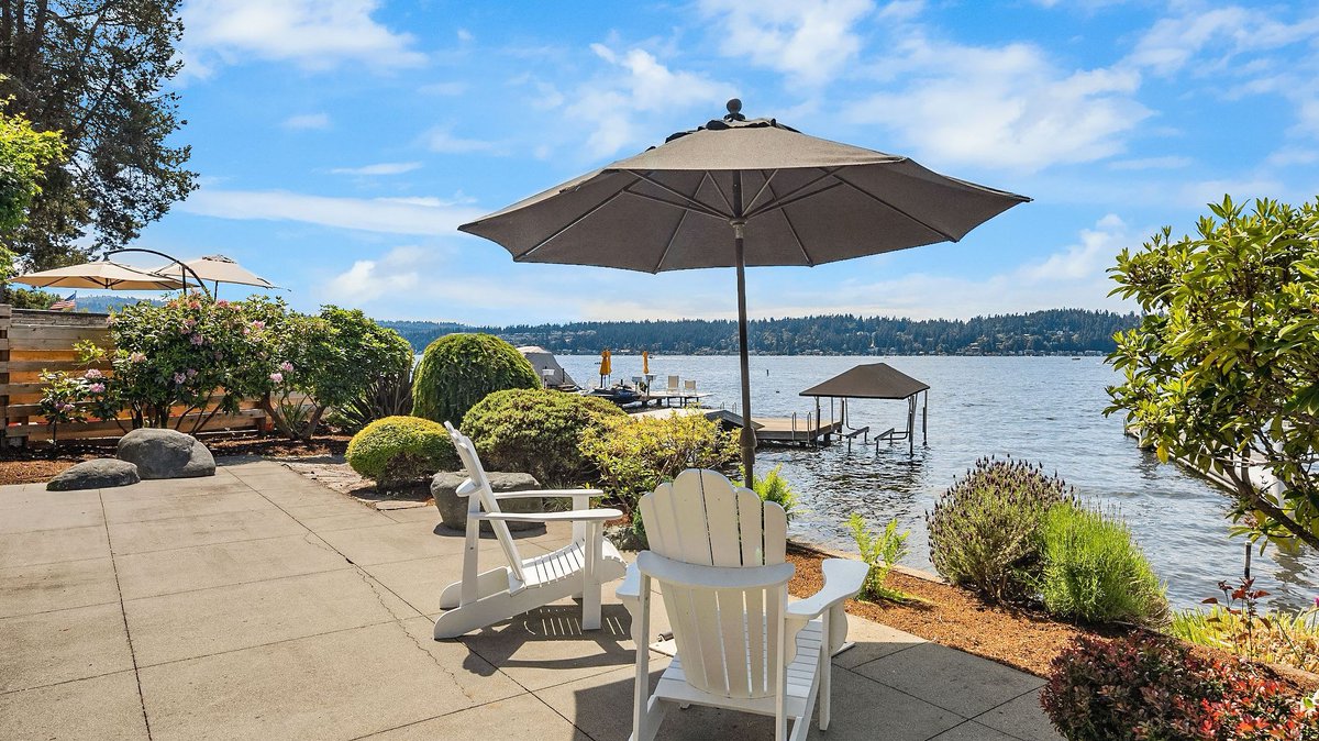 vdbcompass's tweet photo. Who's getting ready for the long weekend? 

We're excited to indulge the senses with peaceful sun-drenched afternoons, and admiring the waterfront paradise along the shores of Lake Sammamish. https://t.co/RjC6odFoRO
