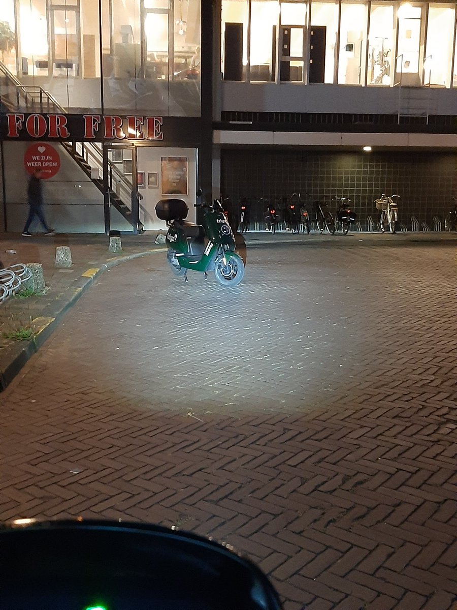 Dit is toch wel toppunt. Gewoon midden op de rijweg neerzetten... <a href="/parkfelyx/">parkfelyx</a> <a href="/ridefelyx/">felyx</a> @ De Horst, Den Haag.