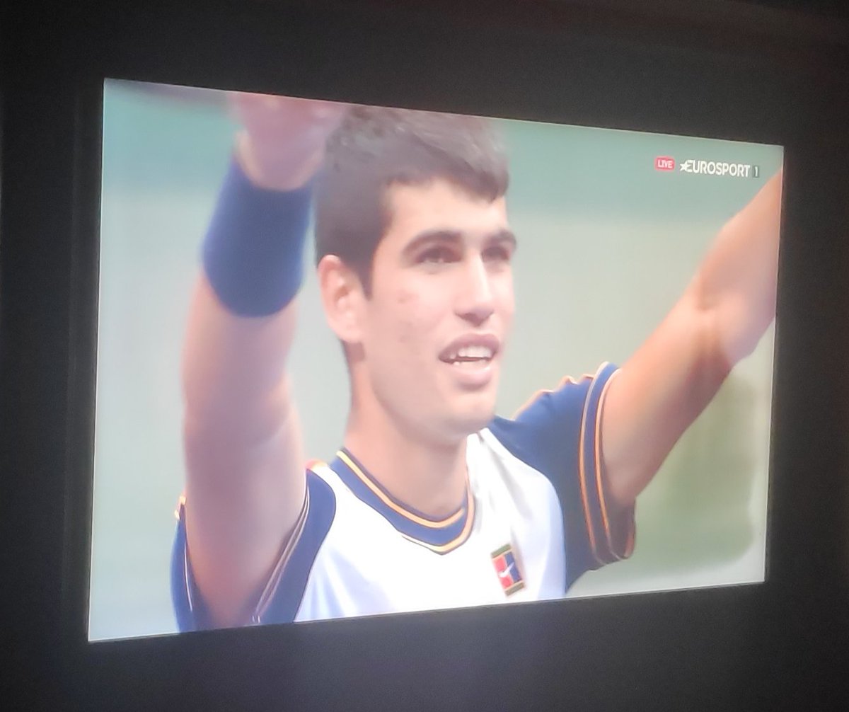26Navarro26's tweet photo. Después de seguirle desde el año pasado, lo de hoy pinta que tiene un gran gran futuro. Enorme lo que ha hecho contra el número 3, jugando Tsitsipas a un gran nivel, con 18 años @alcarazcarlos03 #USOpen2021 https://t.co/gvtj4K7x2w