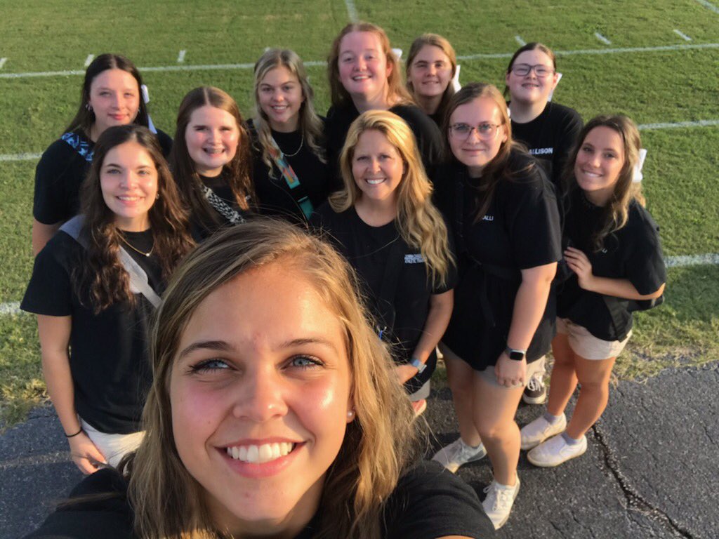 ChambleeDonna's tweet photo. I love Friday nights with my girls!! https://t.co/WsJdN607aO