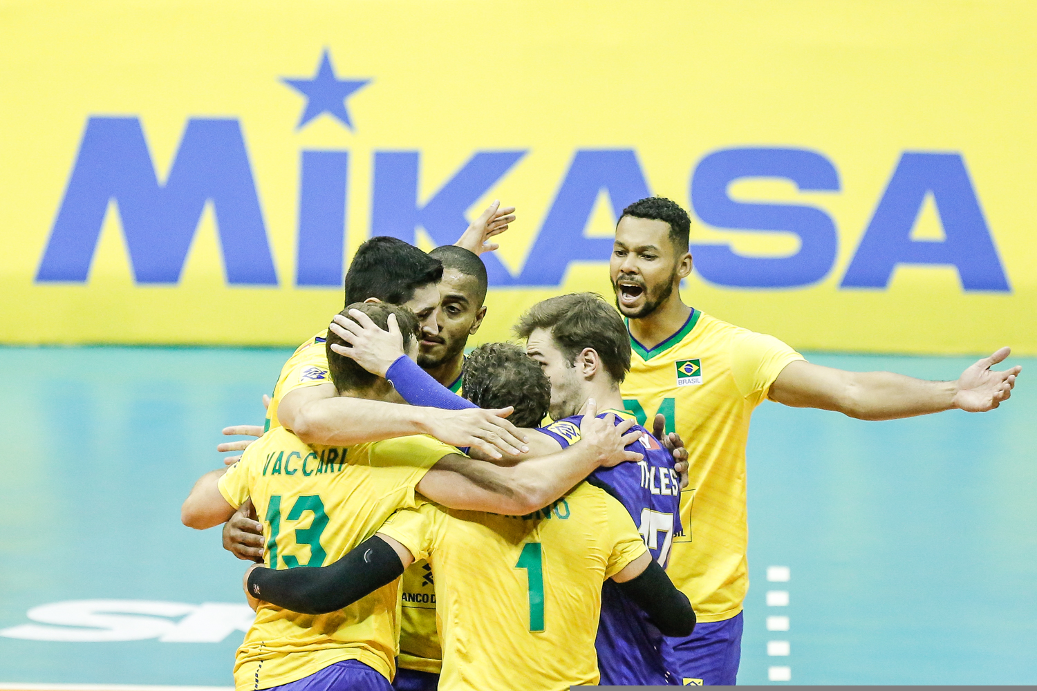 Pelo Campeonato Sul-Americano de Vôlei, o Brasil fez 3 a 0 no Chile, chegou a 3ª vitória e tentará o 33º título continental no domingo contra o maior rival