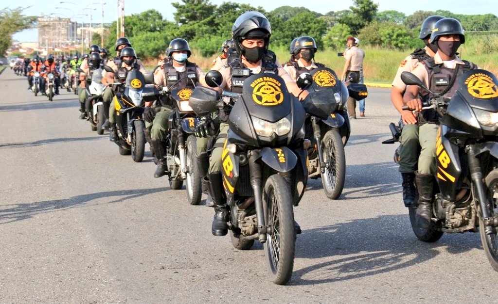 dhernandezlarez's tweet photo. #CEOFANB se activa en todas las regiones estratégicas y zona de defensa integral a través de sus integrantes con la @GNB_Pueblo para llevar paz y sosiego a la ciudadanía. En cumplimiento de las órdenes de nuestro Comandante en Jefe @NicolasMaduro https://t.co/02AhyzjDHo