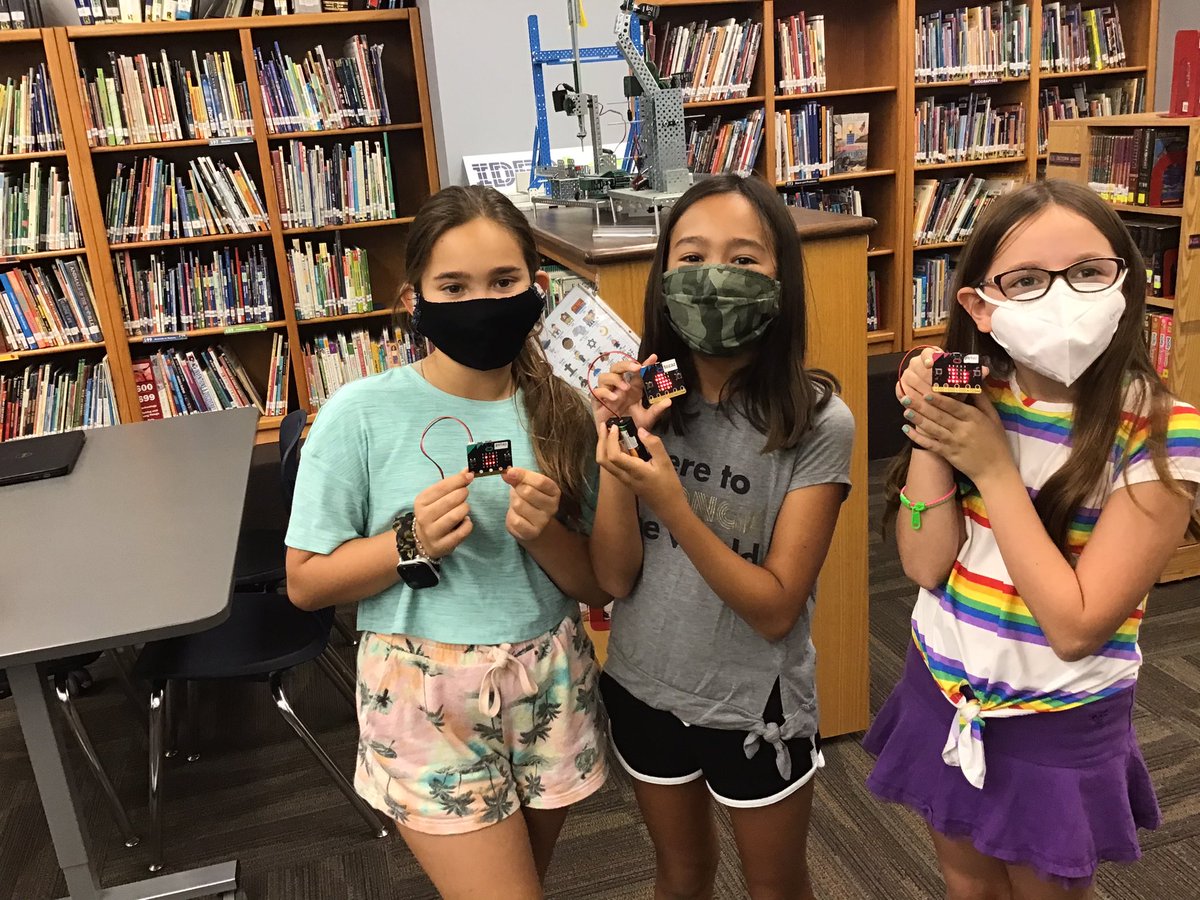 JeremyCD's tweet photo. 5s discovering #microbits with coding. @microbit_edu @SummitSchoolAhw @SummitIdea #Coding #SuccessAtSummit https://t.co/TvUKWgb2GT