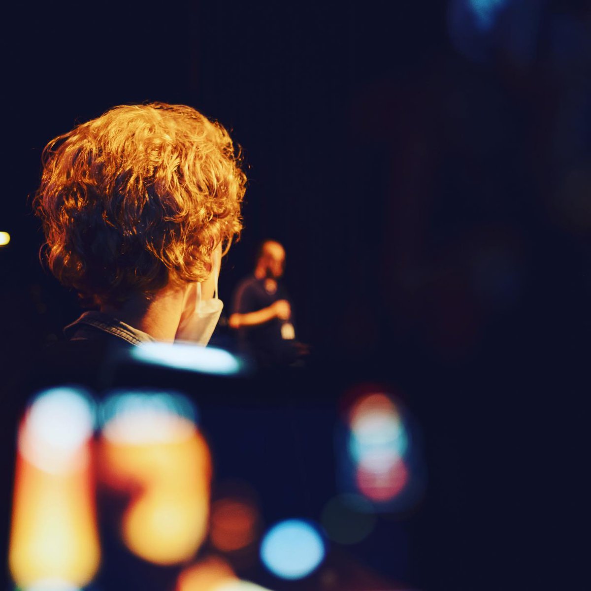 GOsnabruck's tweet image. Toller Auftakt der #GameDaysOsnabrueck mit Fortbildung, Eröffnung &amp;amp; einem ersten Livekonzert mit @oldb0mb: #OnePlayerMode bot einen genialen Mix aus Videospielmusik &amp;amp; Gaming-Geschichte, live erzeugt mit Gitarre, Mikro &amp;amp; Loop-Station. Samstag geht's weiter -- kommt vorbei! 🎮