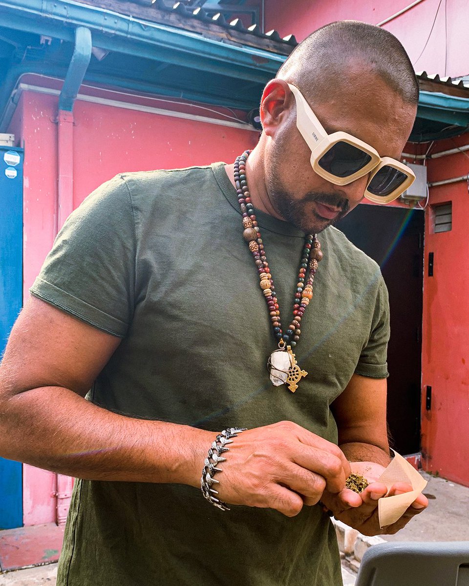 Spliffy kinda vibez.. altho I'd much prefer 2 be in NY at di #LabourDayParade performing #OnlyFanz this wknd!!!. Wave UR flag in comments!!! 🇯🇲🇯🇲🇯🇲