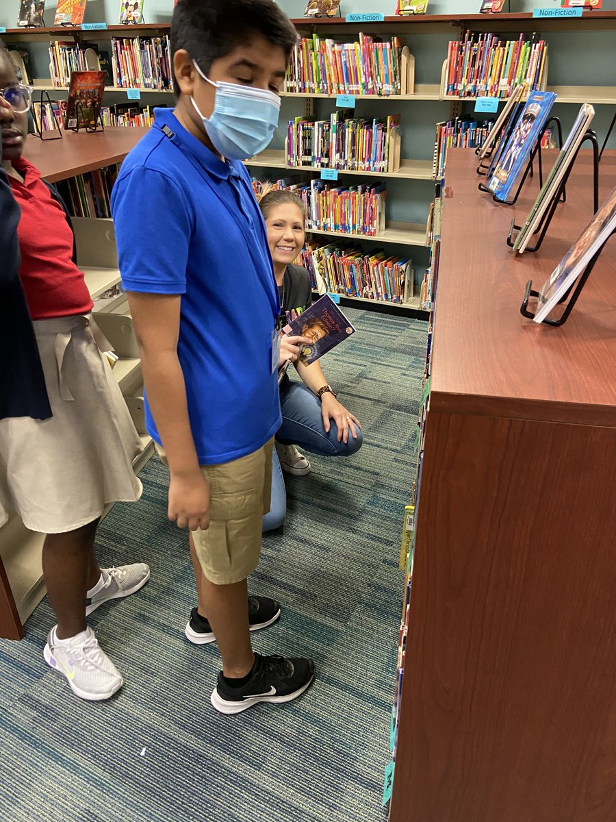 AmyPikeHCEMedia's tweet photo. Check out these awesome 5th graders in Mrs.Grahams class finding  the “Just Right Book” @AmyPikeHCEMedia @hceotters @Mrs_Grahammm https://t.co/IJmG1gVl7S
