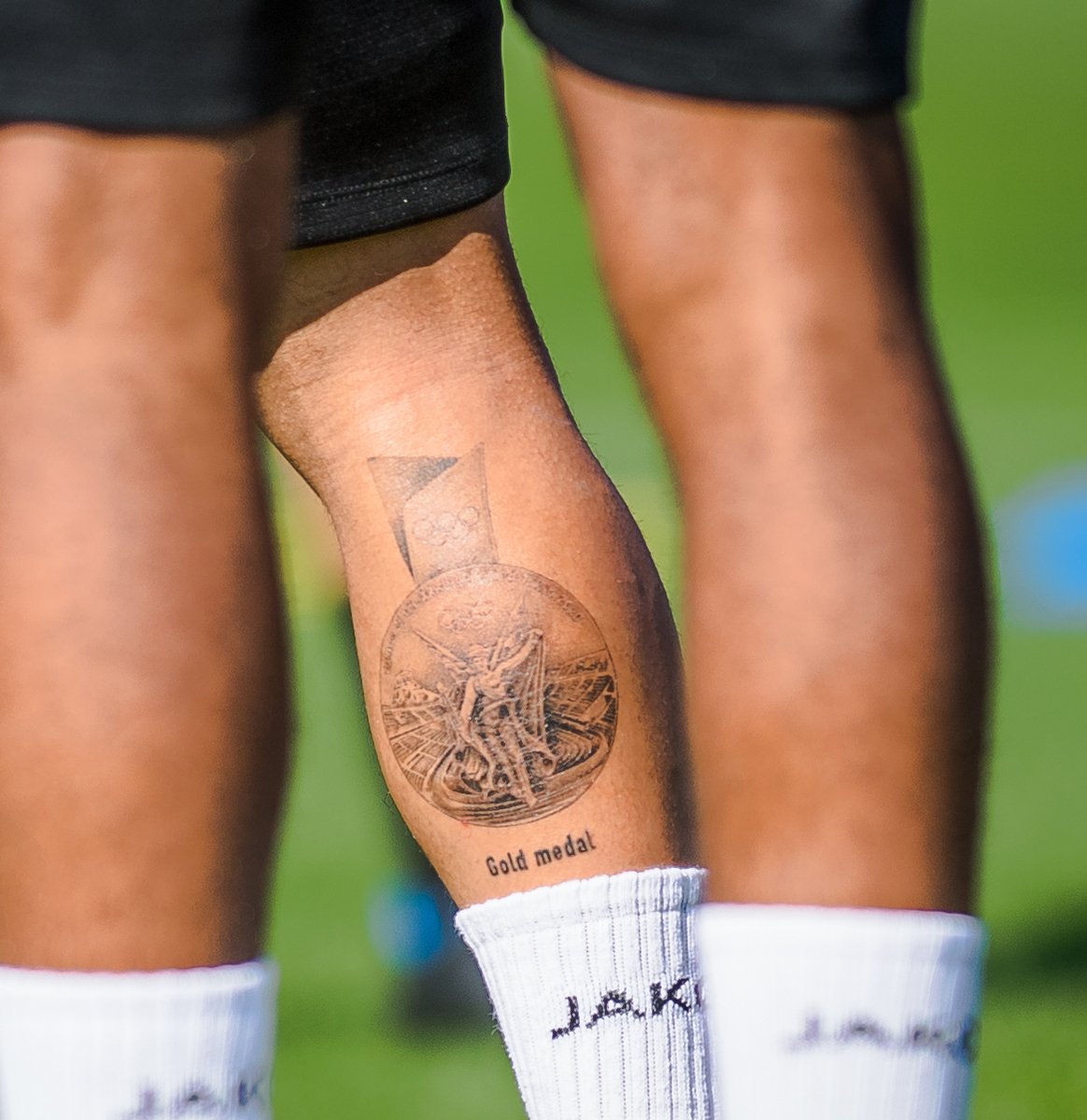bayer04_es's tweet photo. ¿Qué jugador es? 🦁🥇

#SomosBayer04 🖤❤️ https://t.co/sbLQ3JKlx5