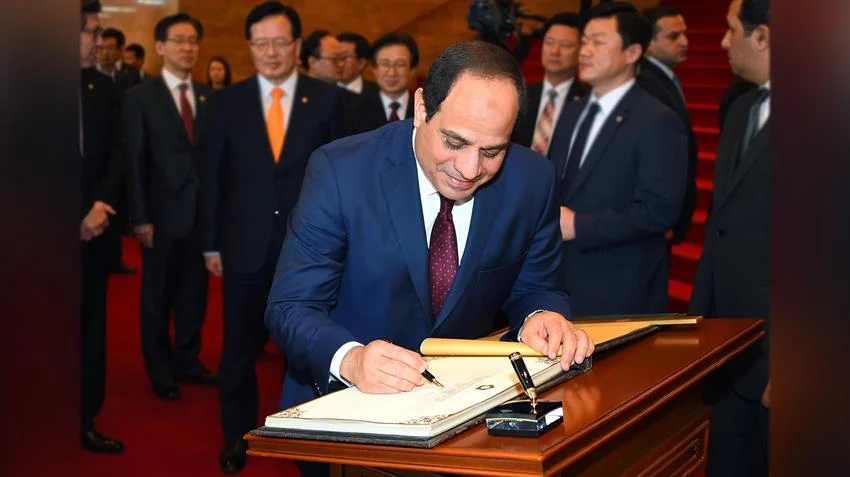 AlsisiDaily's tweet photo. [ صــورة ]

#صورة_للرئيس_السيسي |

السيد الرئيس عبدالفتاح السيسي أثنـاء توجه سيادته إلى مقر البرلمان الكوري الجنوبي .

بتـاريخ | 3 / 3 / 2016 م .

----

#مصر | #تحيا_مصر_وعاش_السيسي |
#تحيا_مصر | #السيسي | #الرئيس_السيسي | https://t.co/jp2QGDSaEu