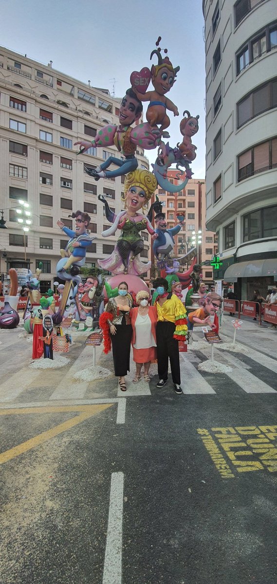SVicente_Azzati's tweet photo. En el día de hoy hemos recibido las visitas de nuestr querida #RositaAmores, la gran #MaryDarcos y las representantes de las fiestas de Murcia y Burgos. Visitas que alegran el día. Gracias a todos!!! #Fallas2021 #azzatidecor https://t.co/Cq8dSvmvPA