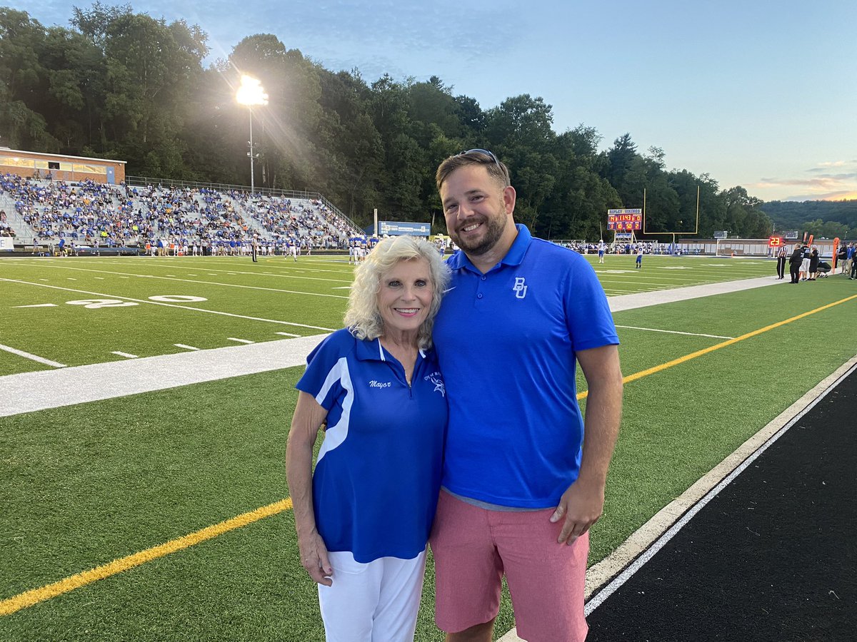 LaurenTalottaTV's tweet image. BATTLE OF THE BLUE 🔵 The mayors of Ripley and Buckhannon are supporting their respective teams! It’s a perfect fall night for some Friday Night Lights action 🏈 Which game are you watching tonight? @RobbieSkinnerWV