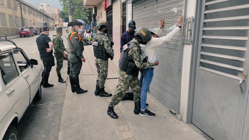 VocacinPolicia1's tweet image. Hoy @carabineroscol #Meval realizo articulación con @Ejercito_Div4 zona urbana y rural del municipio #Itagui con secretaria de seguridad @AlcaldiaItagui, y realizando campañas contra el homicidio, hurto y consumo de sustancias #ConstruyendoSeguridad #SISER #EsUnHonorSerPolicia