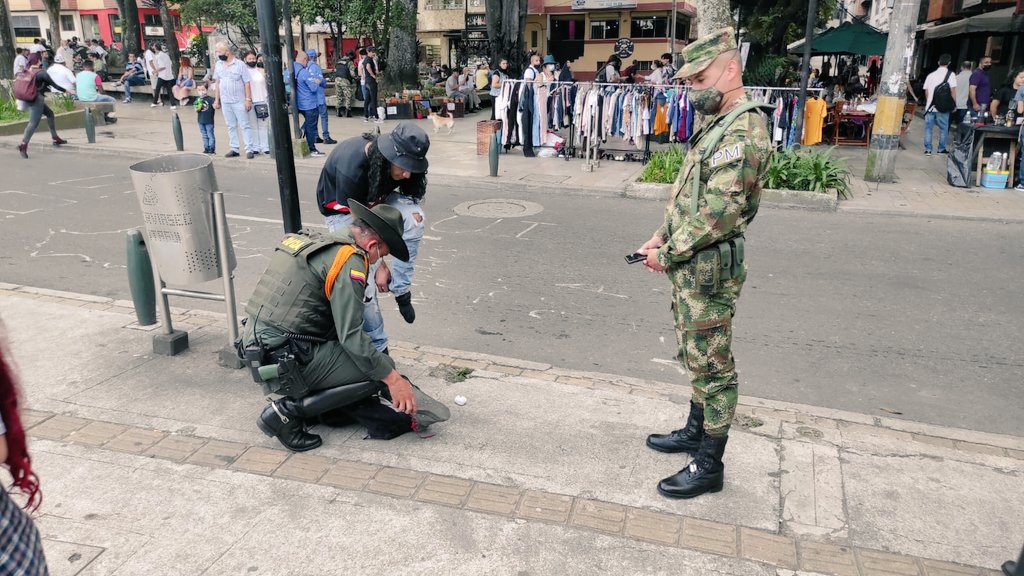 VocacinPolicia1's tweet image. Hoy @carabineroscol #Meval realizo articulación con @Ejercito_Div4 zona urbana y rural del municipio #Itagui con secretaria de seguridad @AlcaldiaItagui, y realizando campañas contra el homicidio, hurto y consumo de sustancias #ConstruyendoSeguridad #SISER #EsUnHonorSerPolicia