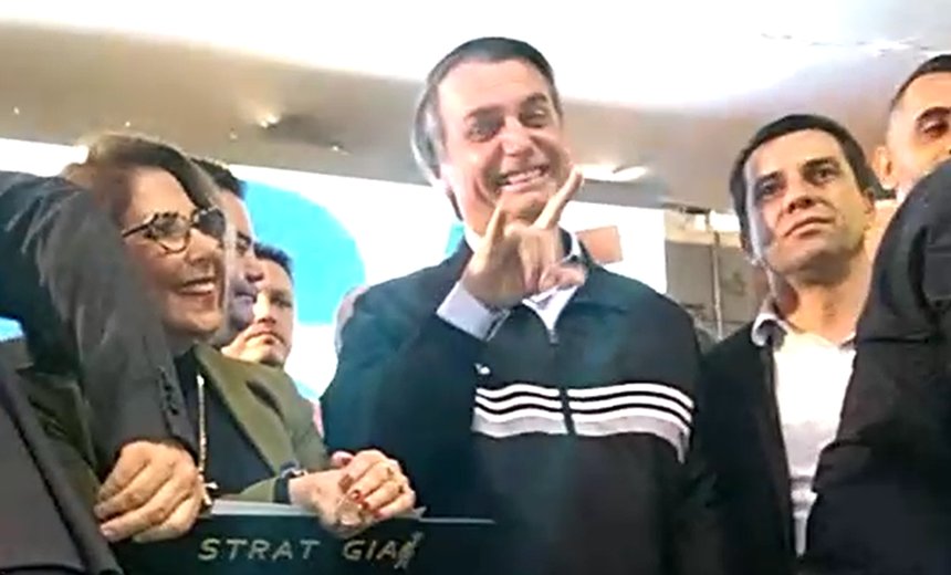 Denúncia envolvendo ex-mulher desmonta tese de que Bolsonaro não tem nada na cabeça