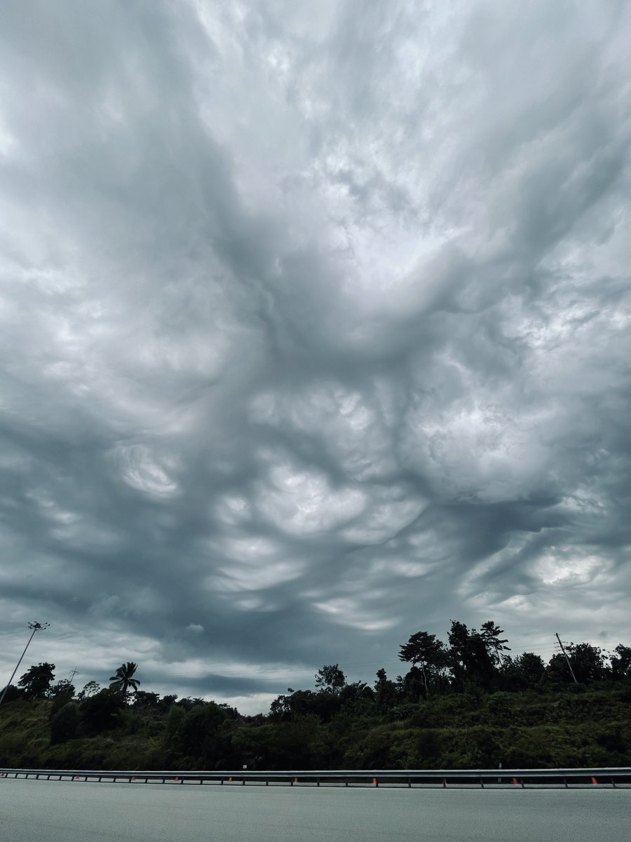 Amsyarnaif's tweet photo. Awan pagi nampak garang betul 😍 bergulung gulung ☁️🌨🌬 

#ShotOniPhone https://t.co/V6NjoF4mdP