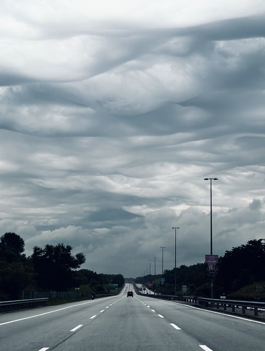 Amsyarnaif's tweet photo. Awan pagi nampak garang betul 😍 bergulung gulung ☁️🌨🌬 

#ShotOniPhone https://t.co/V6NjoF4mdP