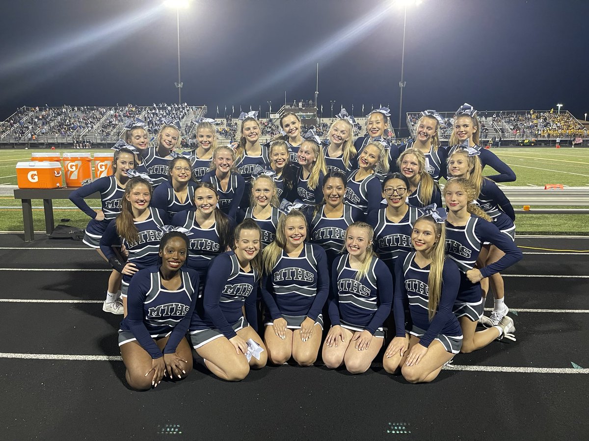 MTSD_ATHLETICS's tweet photo. Cheerleaders getting ready for second half! Trailing 28-21. #streaks https://t.co/gA9zhbFFxV