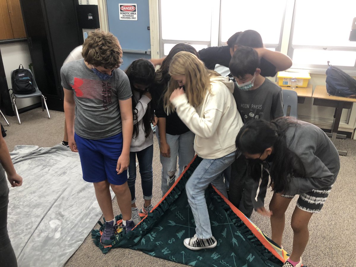 potterrobotics's tweet image. Team building Friday! So much fun! #WeBuild! not just robots! #FUESD @PotterJHS
