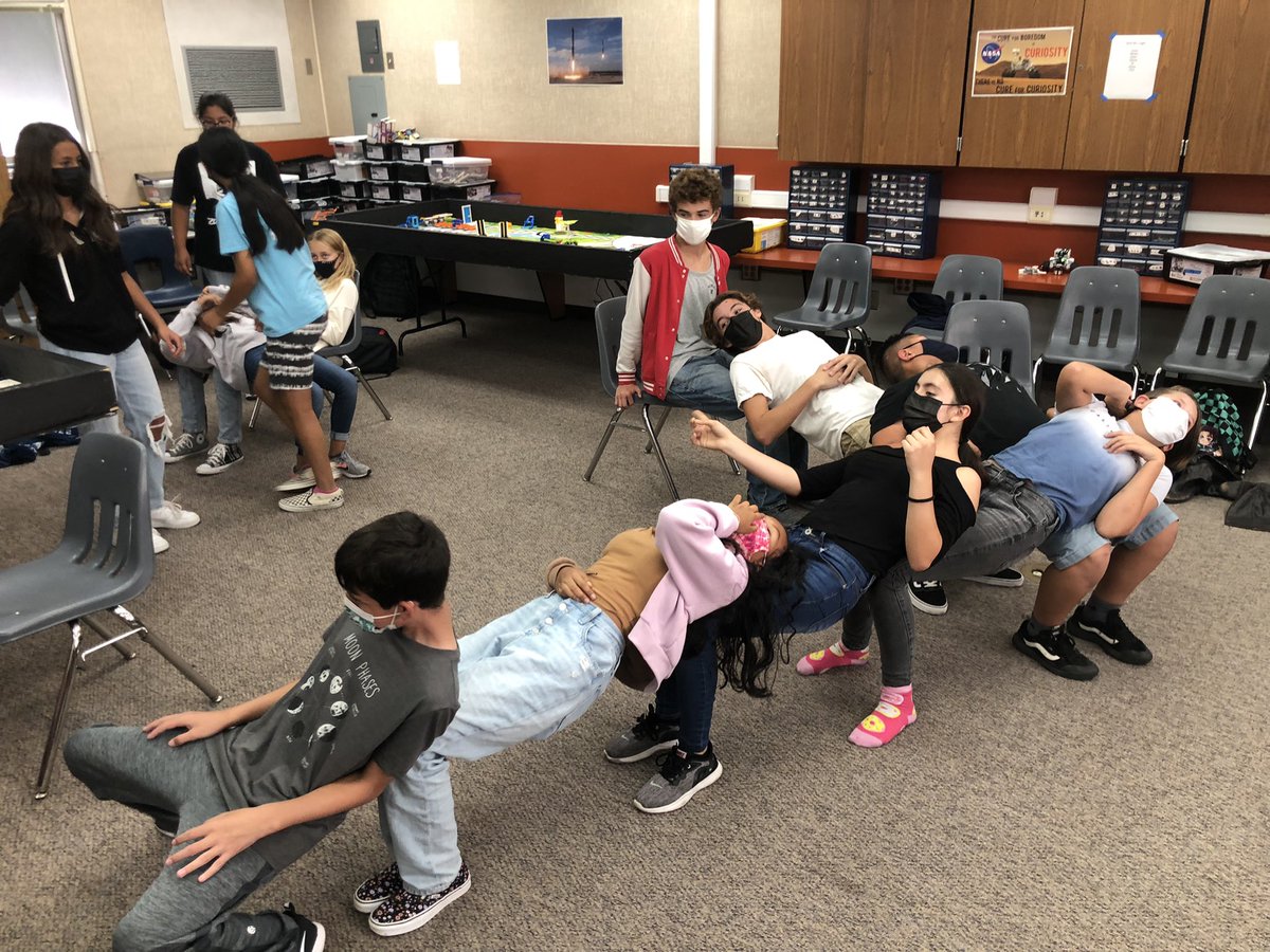 potterrobotics's tweet image. Team building Friday! So much fun! #WeBuild! not just robots! #FUESD @PotterJHS