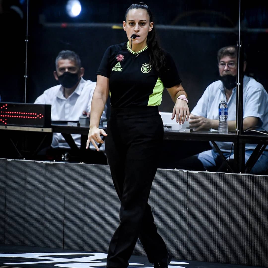 Me encuentro sentada frente a la pantalla y mis dedos se mueven en lo que parecen ser un montón de cuadraditos de plástico mientras por dentro se desata un tsunami que distribuye con fuerza mis emociones hacia diferentes partes de mí.