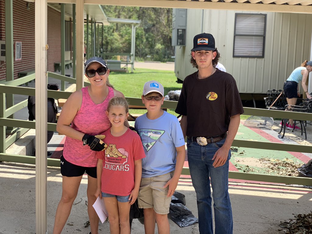 seventhwardelem's tweet photo. Thanks to the families, faculty, and staff of Seventh Ward Elementary, First Baptist Church, and the DSHS baseball, soccer, and track/field team for helping us get ready for the return to school. Christ Community Church provided lunch for us. We love our community! 🐾 https://t.co/p3ROOwyjZ7