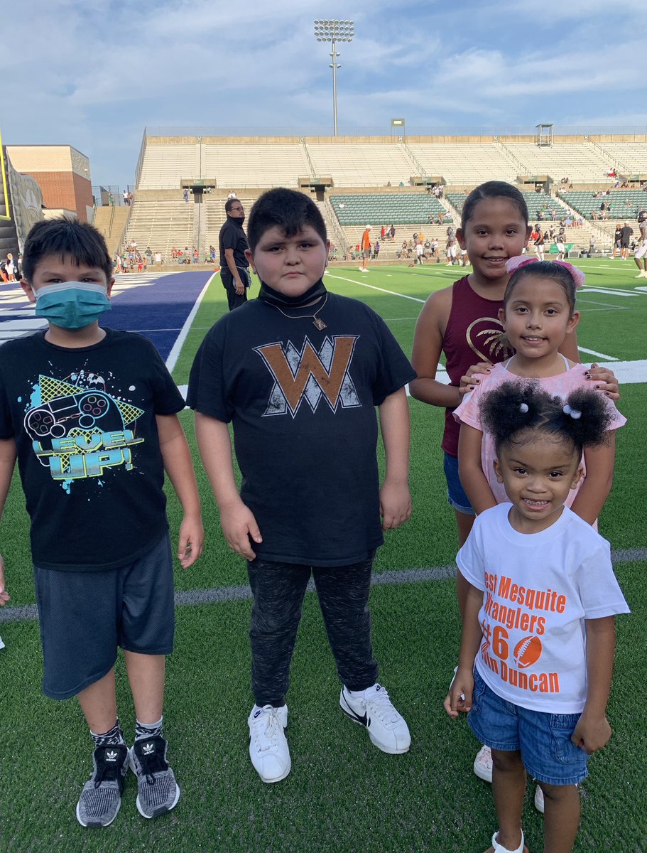 sarahemiddleton's tweet photo. Lil’ Wrangler Night 🧡🏈 #floydfam #westsidebestside #bestfeederpattern https://t.co/4UxgeFAUOh