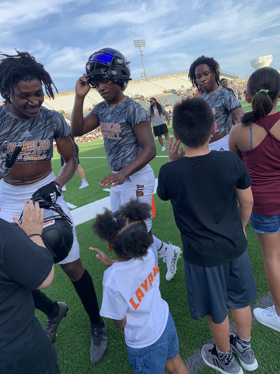 sarahemiddleton's tweet photo. Lil’ Wrangler Night 🧡🏈 #floydfam #westsidebestside #bestfeederpattern https://t.co/4UxgeFAUOh