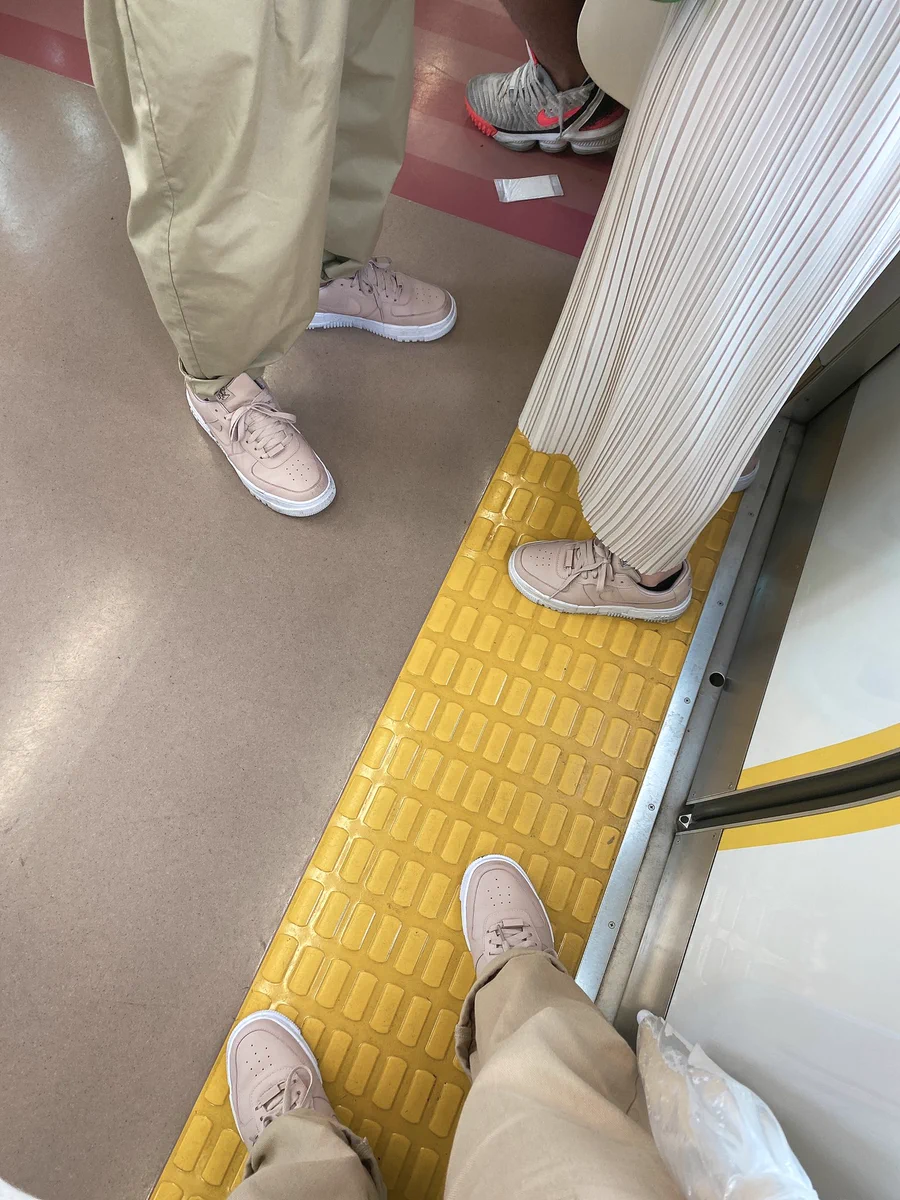 電車にいたカップルがリンクコーデだったけど？自分も同じ格好をしていたwww