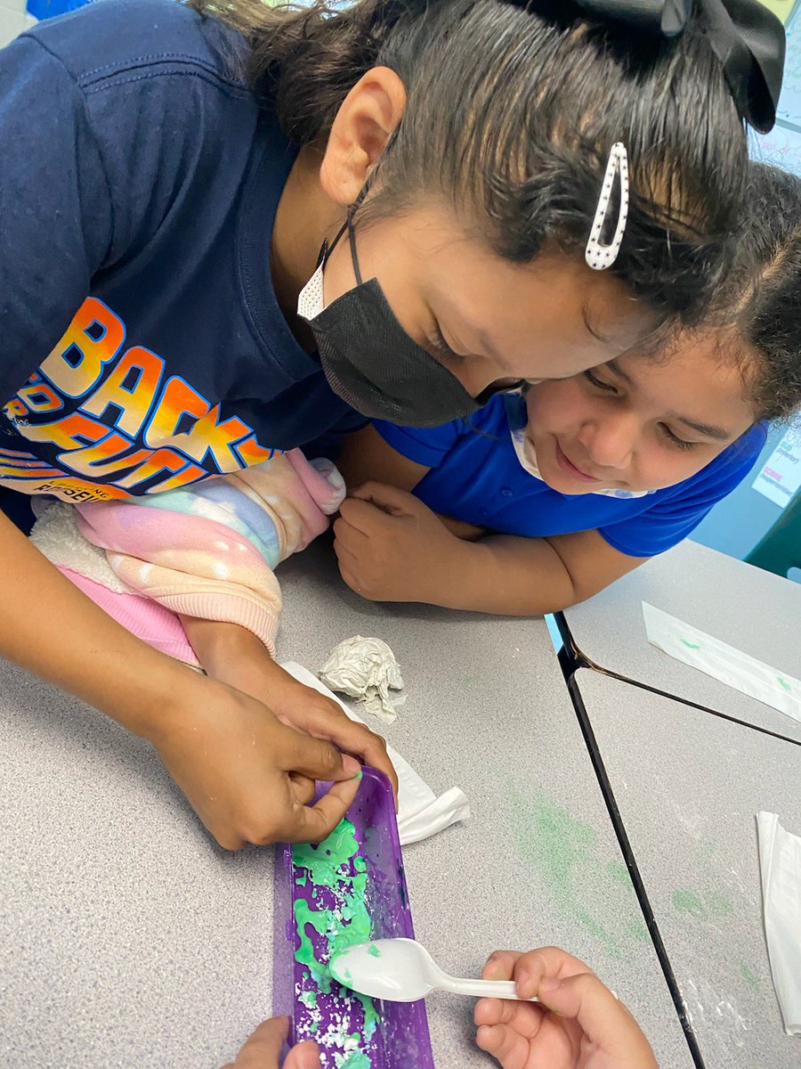 RooseveltDLA's tweet photo. Roosevelt students love Science! Ms. Montalvoβs 4th grade class making Oobleck! π§ͺπ§«π₯½π§π»βπ¬π©π½βπ¬ #backtoourfuture #learningatlightningspeed https://t.co/3xatWxXZCs