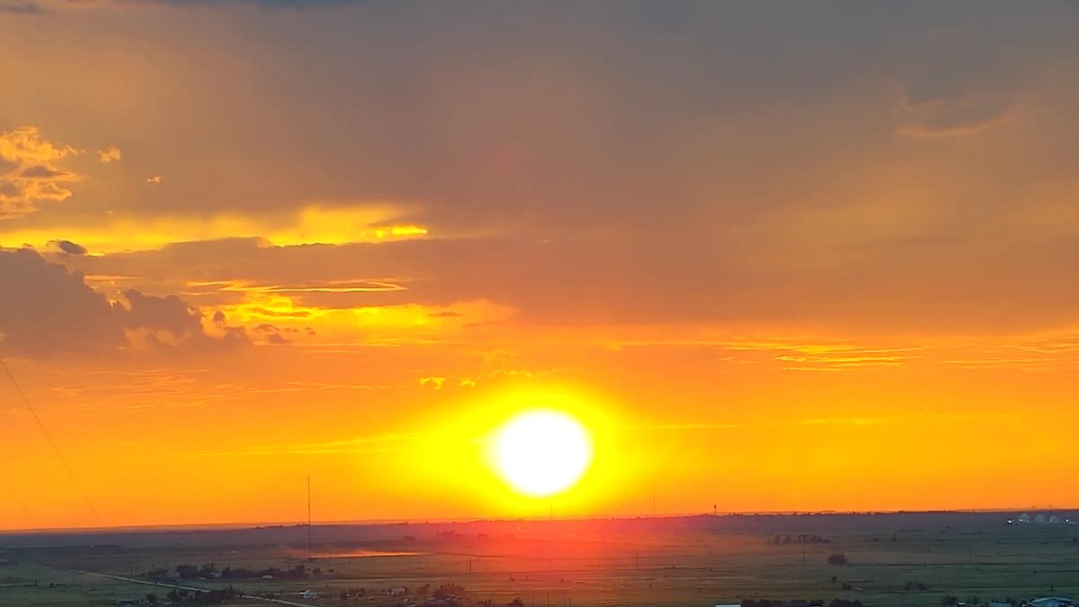 JohnHarrisWx's tweet photo. Beautiful Pampa, TX Sunset #phwx #txwx #Panhandlesunset #MyPampa #sunsetphotography #fridaysunset https://t.co/kDdeCCTBVy