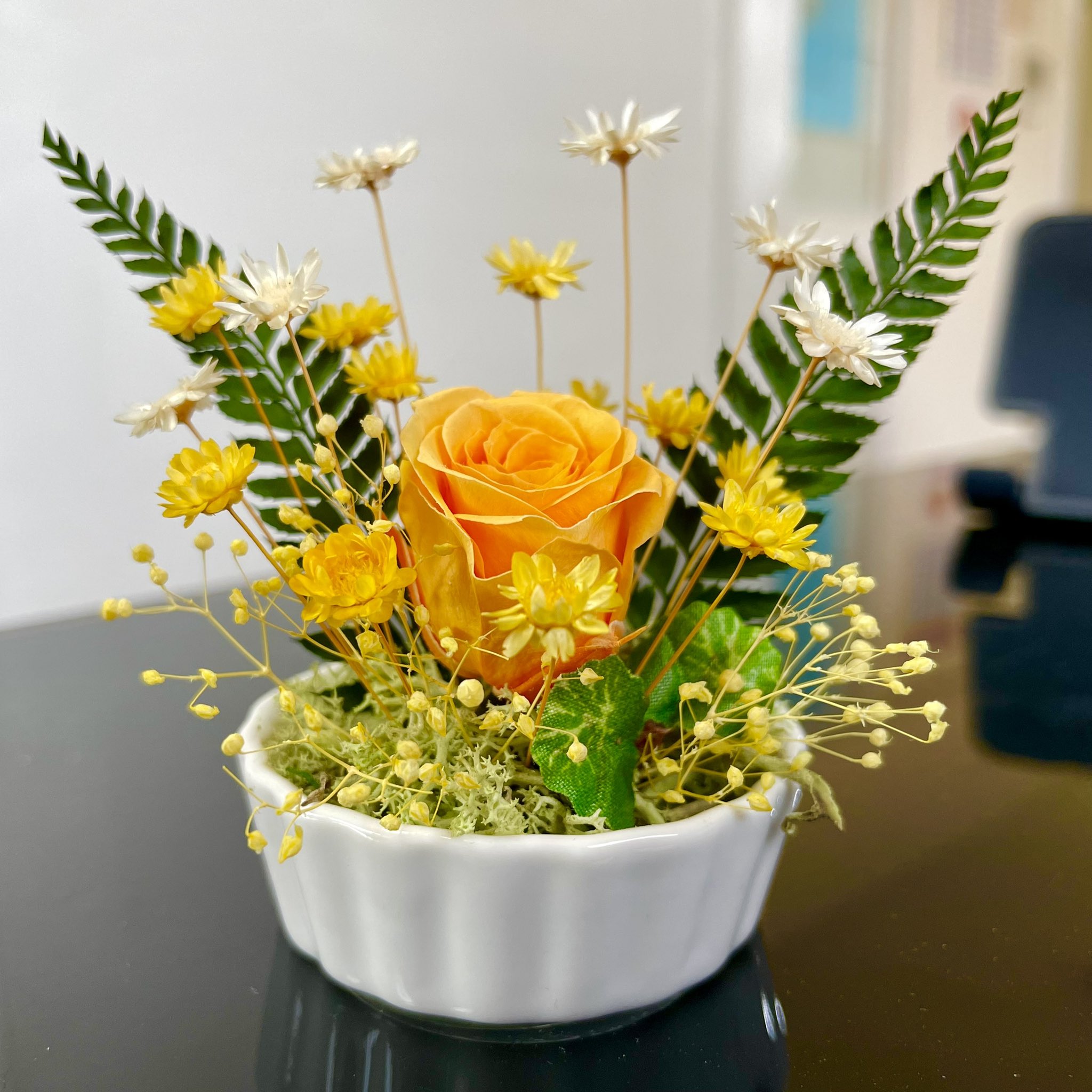 運命鑑定士teru Teruの府内鑑定室 今日も無事に営業が終了しました 写真は私のデスクに飾っているお花 このお花 特殊な方法で乾燥させているお花で水やりの必要のない生花なんです 晴れた時には咲き 曇りの日は花がしぼみます プレゼントで頂いて