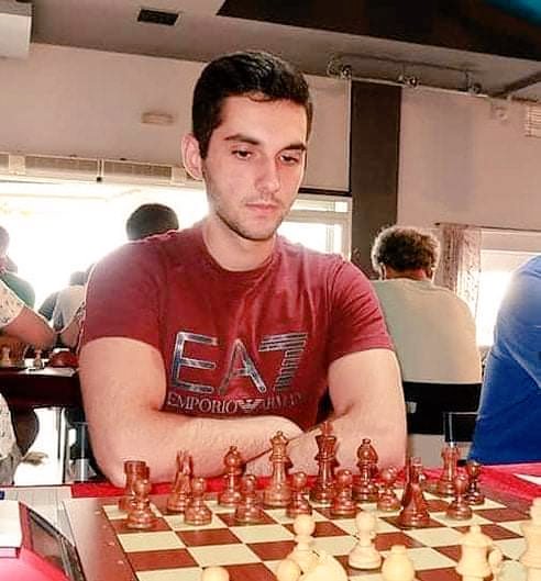 Αυτός είναι ο σκακιστής Νικόλας Θεοδώρου από το Ρέθυμνο της Κρήτης σε ηλικία 21 ετών εξασφάλισε την 3η κ τελευταία νορμα Grandmaster κ τον τίτλο του Grandmaster, τον ανώτερο που μπορεί να λάβει κάποιος σκακιστής. 
Δεν είναι Σακαρη ούτε Τσιτσιπας κανένα ΜΜΕ δεν είπε κάτι για αυτόν