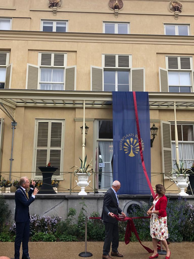 Met de onthulling van het originele medaillon is Raadhuis De Paauw feestelijk geopend door mevrouw 
<a href="/willy_zoete/">Willy de Zoete</a> , gedeputeerde provincie Zuid-Holland, en wethouder <a href="/KeesWassenaar/">Kees Wassenaar</a>. De buitenzijde van De Paauw en het park zijn na jaren prachtig gerestaureerd.