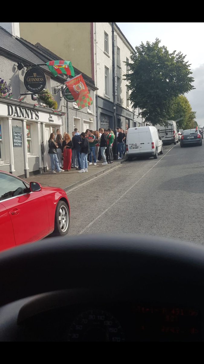 kdkilbane77's tweet photo. Queues for the pub at 10am in Westport today. We all live in hope! 💚❤️ #mayoforsam https://t.co/GLtYXXyC3D