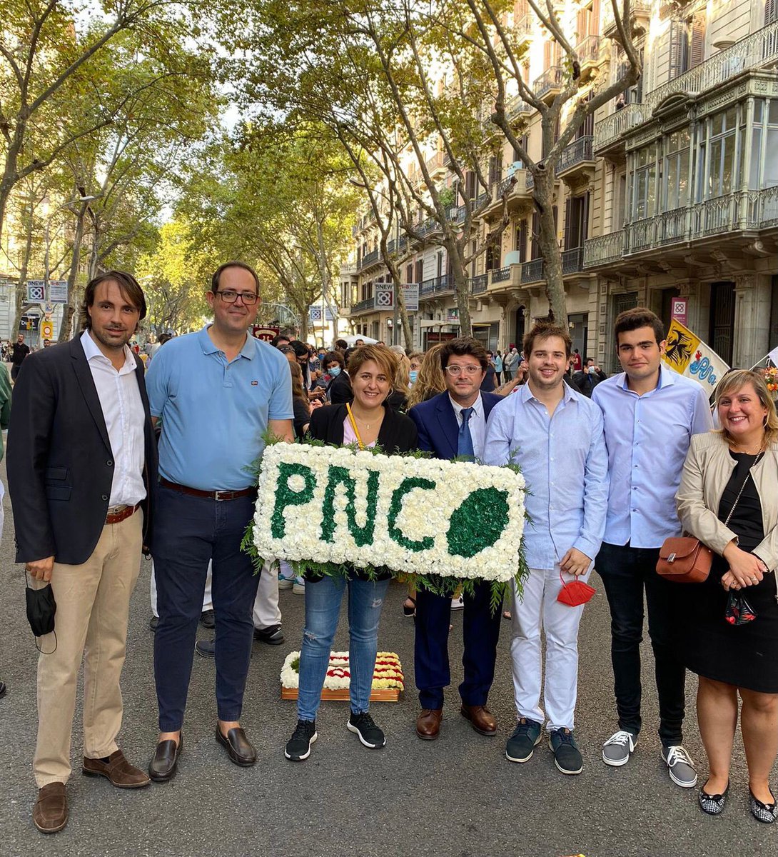 Ofrena del @pnacionalistacatalunya al monument de Rafael de Casanova amb representació dels Joves. Bona diada!