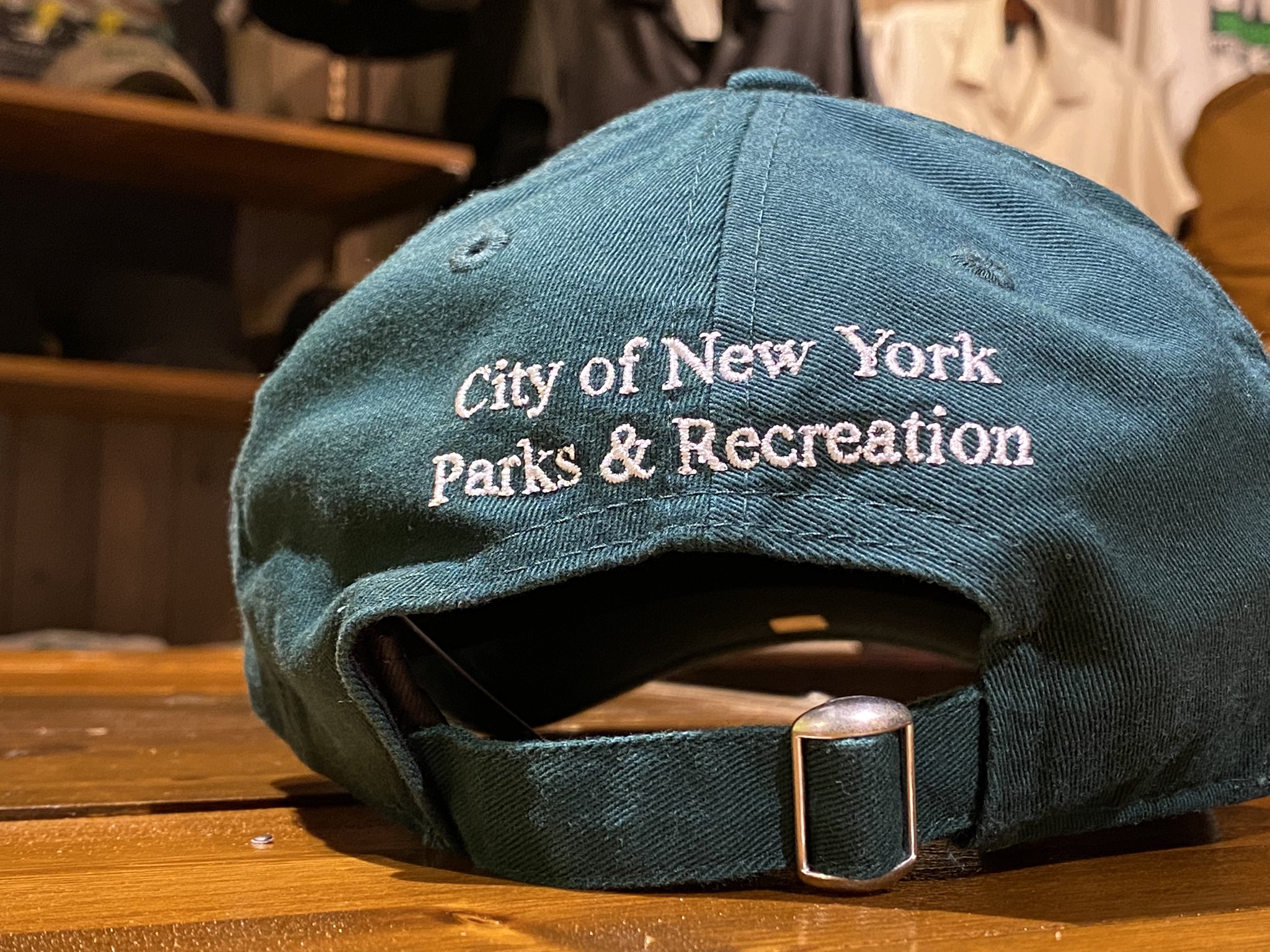 Lafayette Yokohama New Era Nyc Park Logo 4 180 Tax In ニューエラ が拠点を置くアメリカ ニューヨークにフォーカスしたコラボレーションシリーズより ニューヨーク市パーク アンド レクリエーション局 通称nyc公園のロゴをコンパクトサイズで